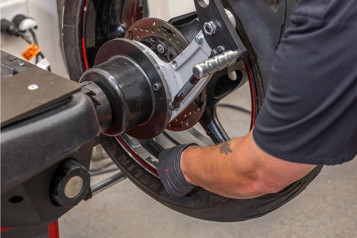 Motorcycle Tire Changers and Balancers | Hunter Engineering Company®